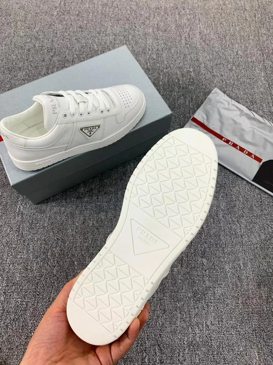 P380 Yuan 38-45 Prada Prada’s new men’s leather sports shoes, the highest version on the market, any comparison is welcome🆚! The original leather has excellent texture and is super high-end! Fetal sheep net lining imported from Italy, removable pad! Luxurious materials and fine workmanship, highly recommended!